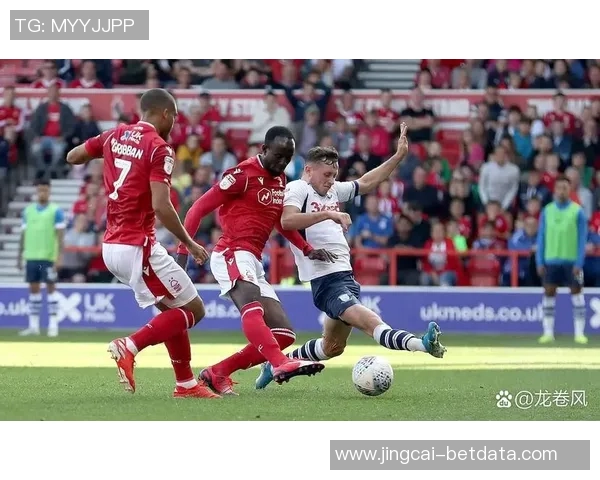 欧联杯焦点战拜仁与利物浦战平乌龙球瞬间引发全场热议