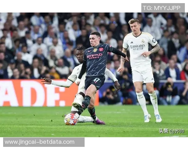 英超激战:曼联3-0战胜皇马乌龙球成比赛转折点引发热议 英超激战:曼联3-0战胜皇马乌龙球成比赛转折点引发热议